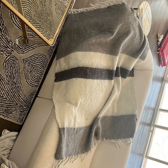 Banana Republic cozy gray and white blanket - Picture 1 of 1